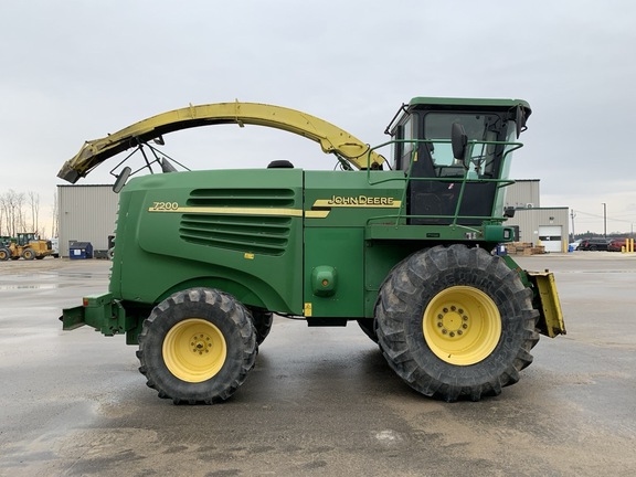 2003 John Deere 7200
